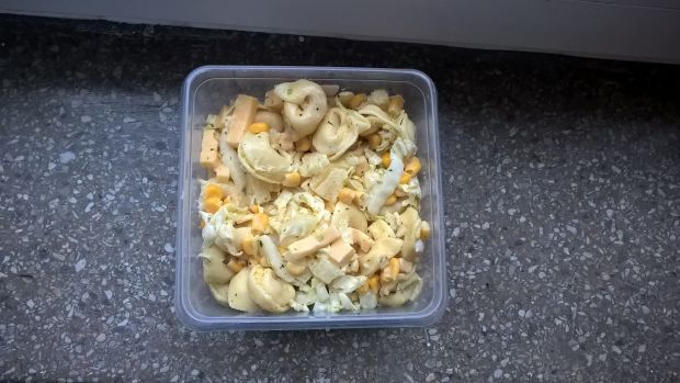 Przepis  sałatka z tortellini, ananasem i serem przepis