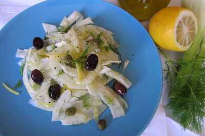 Lekka sałatka z kopru włoskiego, cytryny i oliwek ...
