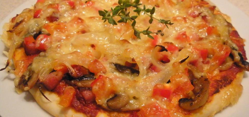 Pizzerinki z kiełbasą,papryką i pieczarkami (autor: cukiereczek13 ...