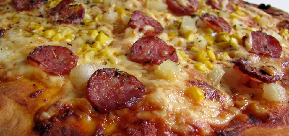 Pizza z kiełbasą, ananasem i kukurydzą (autor: luna19 ...