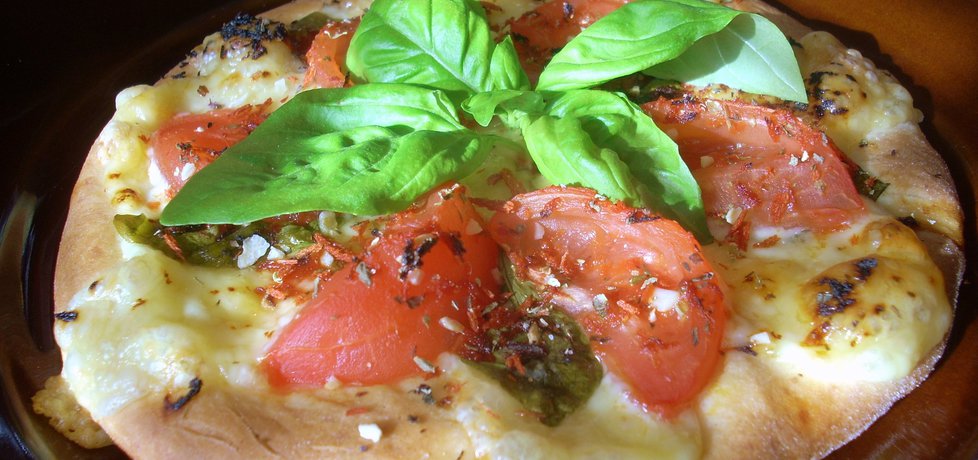 Małe pizze z białym oscypkiem, pomidorami i bazylią (autor ...