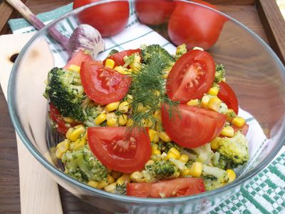 Sałatka brokułowa z pomidorami i kukurydzą