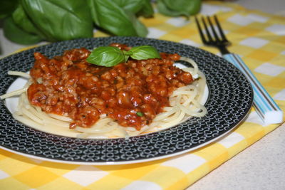 Spaghetti z mięsem mielonym i sosem pomidorowym ...