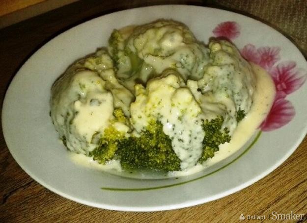 Brokuły z sosem serowo-śmietanowym