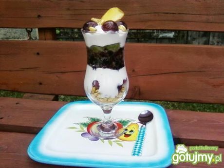 Przepis  deser z jogurtu i owoców przepis
