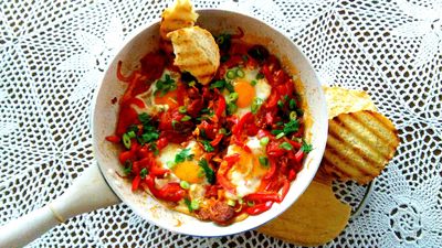Jajka sadzone z chorizo, pomidorami i papryką