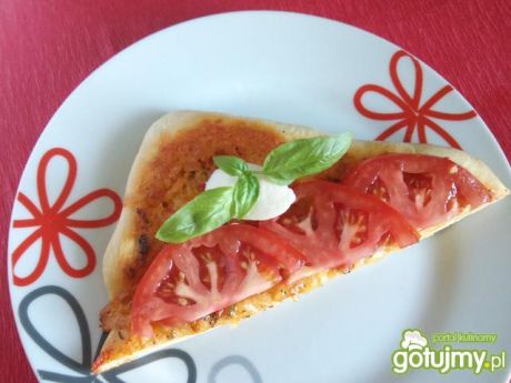 Przepis  pizza z pesto, mozzarellą i pomidorem przepis