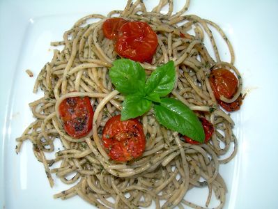 Ziołowe spaghetti z suszonymi pomidorkami