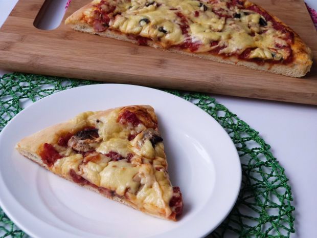 Przepis  pizza z wędliną i pieczarkami przepis