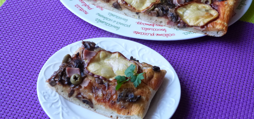 Pizza z bazylią i wędzonym serem (autor: renatazet ...