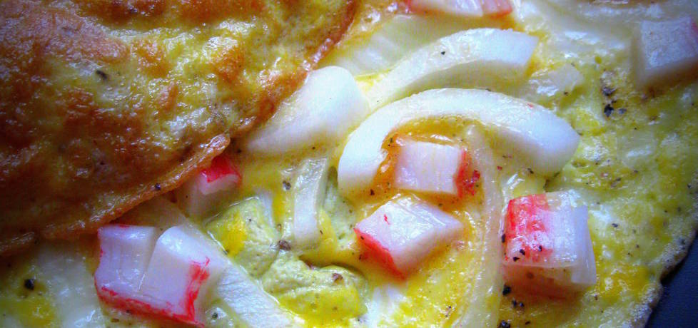 Omlet z paluszkami surimi i cebulą (autor: pyszota)