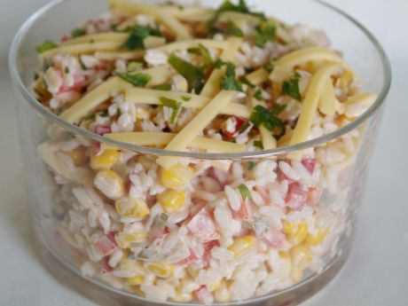 Przepis  sałatka ryżowa z warzywami i serem przepis