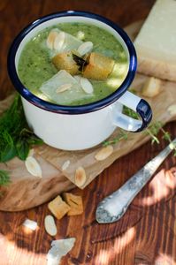 Kremowa zupa z bobu i rukoli