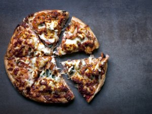 Pizza z łososiem i szpinakiem  prosty przepis i składniki