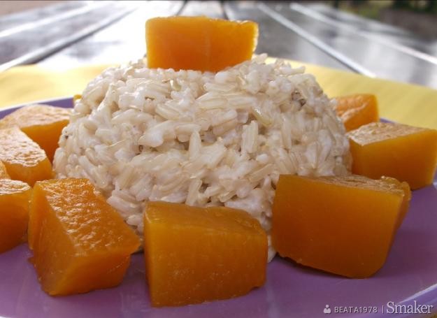 Brązowy ryż z mlekiem kokosowym i dynią marynowaną