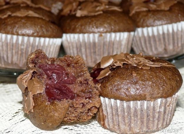 Czekoladowe mini-muffinki z wiśniami
