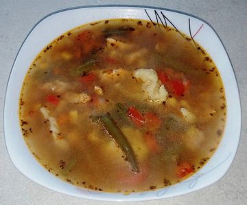 Zupa z piersią kurczaka, warzywami i kluskami kładzionymi ...