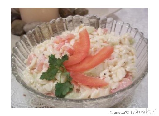 Salatka makaronowa z pomidorami i swiezym ogorkiem
