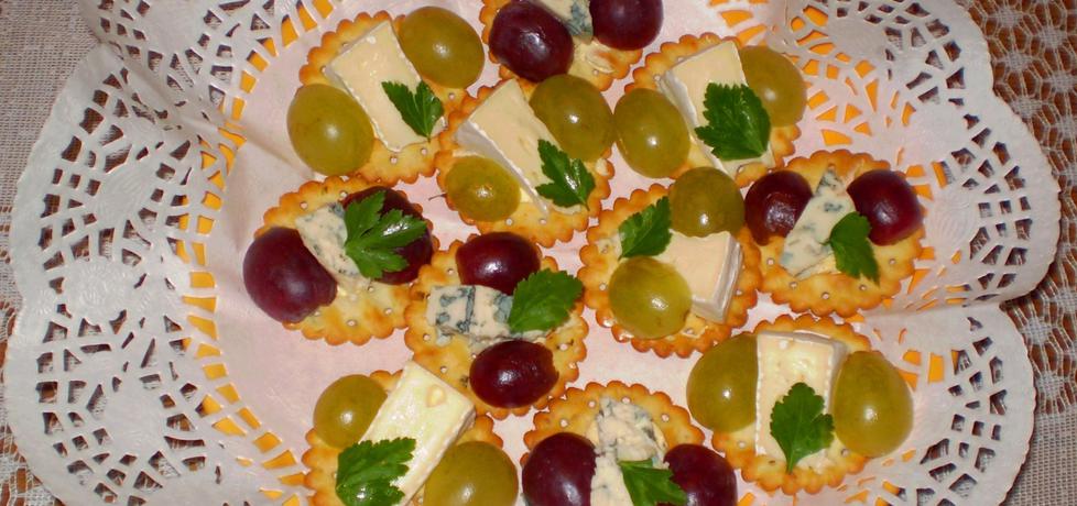 Camembert i roquefort na krakersach z winogronami : (autor ...