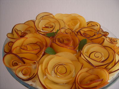 Ciasto z brzoskwiniowymi różami