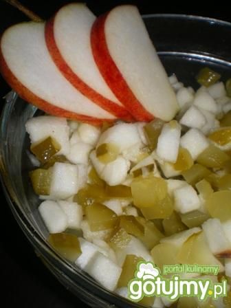 Przepis  sałatka z jabłek i kiszonych ogórków przepis