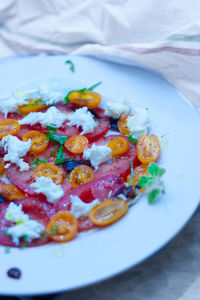 Sałatka z kolorowych pomidorów i mozzarelli