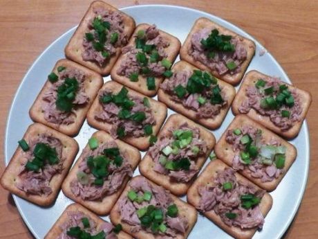 Przepis  krakersowe kanapeczki z tuńczykiem przepis