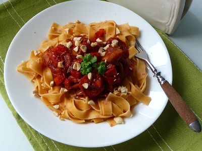 Tagliatelle z kiełbasą i sosem pomidorowym