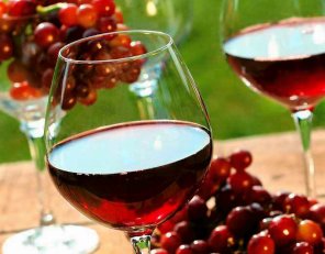 Czerwone wino z czerwonych winogron