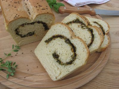 Chleb pszenny z nadzieniem ze świeżych ziół