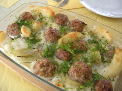 Zapiekane ziemniaki, koper włoski z kulkami mięsnymi i serowymi ...