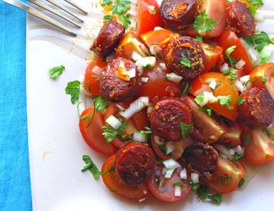 Sałatka z pomidorami i chorizo