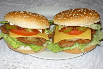 Domowe burgery z serem