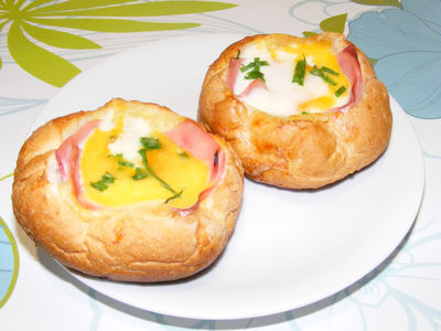 Jajka z szynką i serem zapiekane w bułce