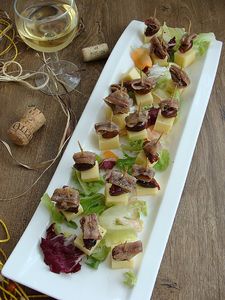 Koreczki serowe z oliwkami i sardelami