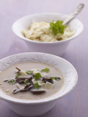 Zupa grzybowa z łazankami  prosty przepis i składniki