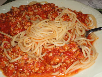 Makaron z mięsem w sosie pomidorowym