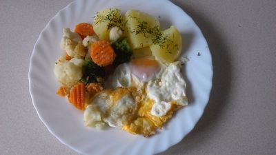 Ziemniaki z bukietem warzyw i jajkiem