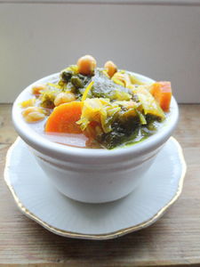 Zupa ogórkowa curry z ciecierzycą i pokrzywą