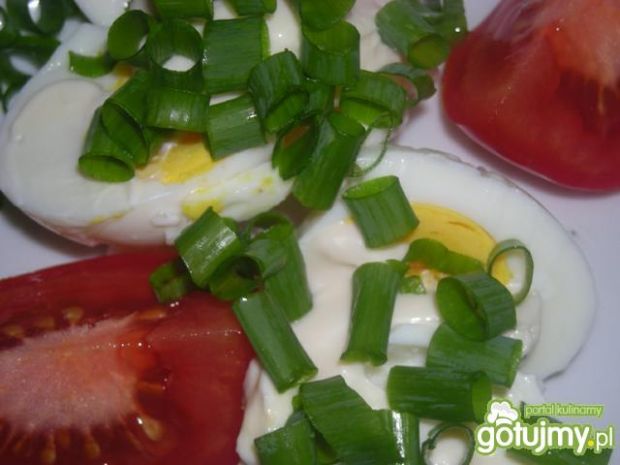 Przepis  szybka sałatka z pomidorem i jajkiem przepis