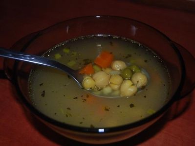 Zupa z ciecierzycą i makaronem