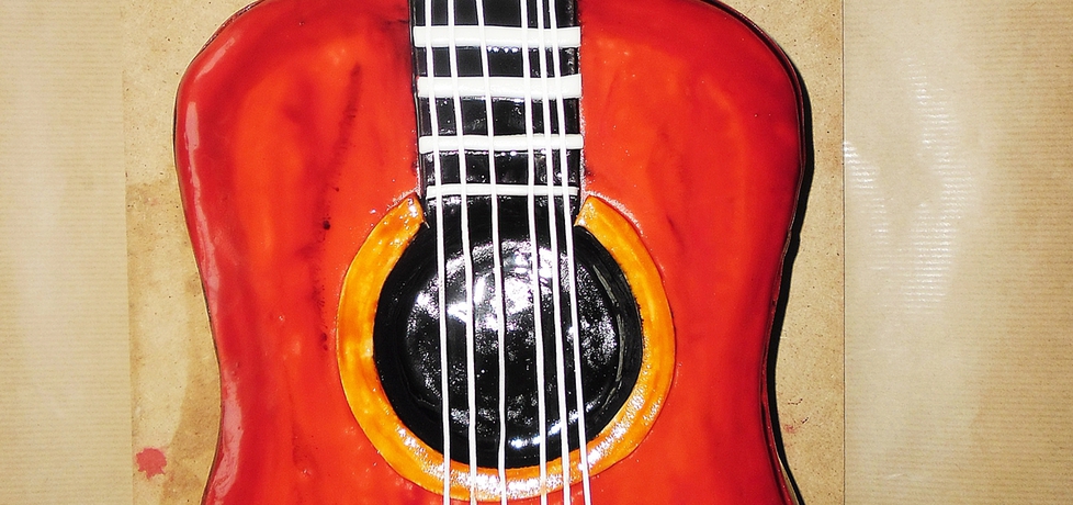 Tort w kształcie gitary (autor: sammakko)