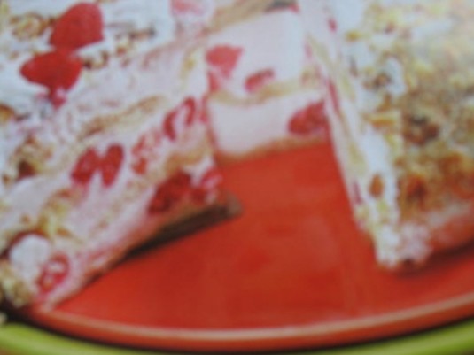 Tort z ciasta ptysiowego z kremem i malinami