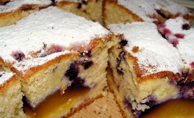 Przepis  ciasto z brzoskwiniami i jagodami przepis