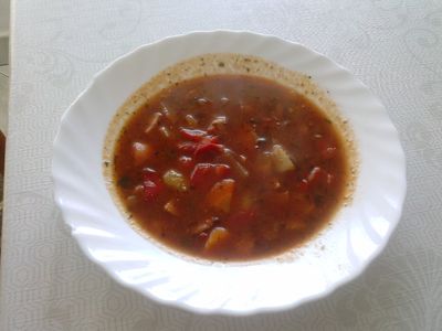 Szybka zupa z warzywami i kiełbaską