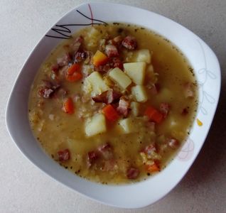 Zupa grochowa z wędzonym boczkiem