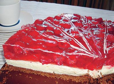 Tort malinowy z sucharkami i nutellą