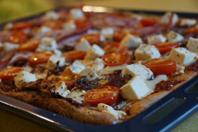 Pełnoziarnista orkiszowa pizza z suszonymi pomidorami ...