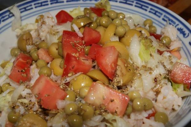 Przepis  sałatka ryżowa z groszkiem i salata przepis