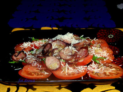 Talarki kielbasy na murawie z pomidorów i bazylii